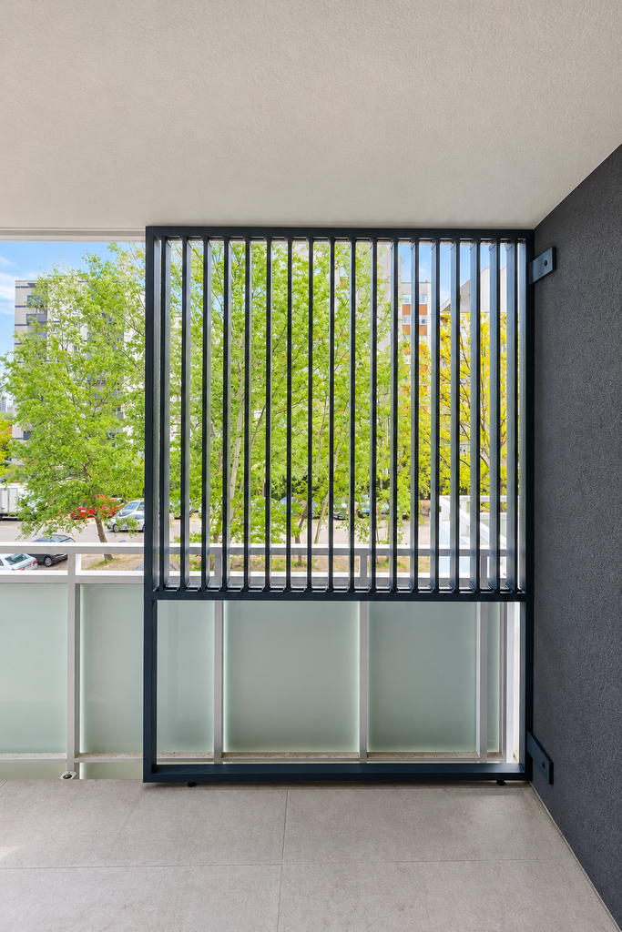 Balcony enclosure in a block of flats – fixed enclosure with OprnUP System sliding blinds