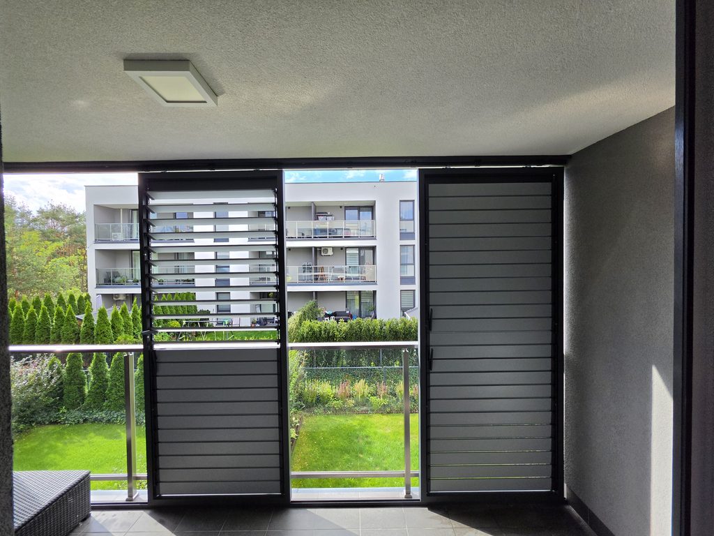 Balcony enclosure in a block of flats, sliding enclosure with movable OpenUp System patio blinds