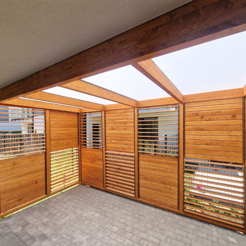 drewniana pergola tarasowa z dachem z poliwęglanu