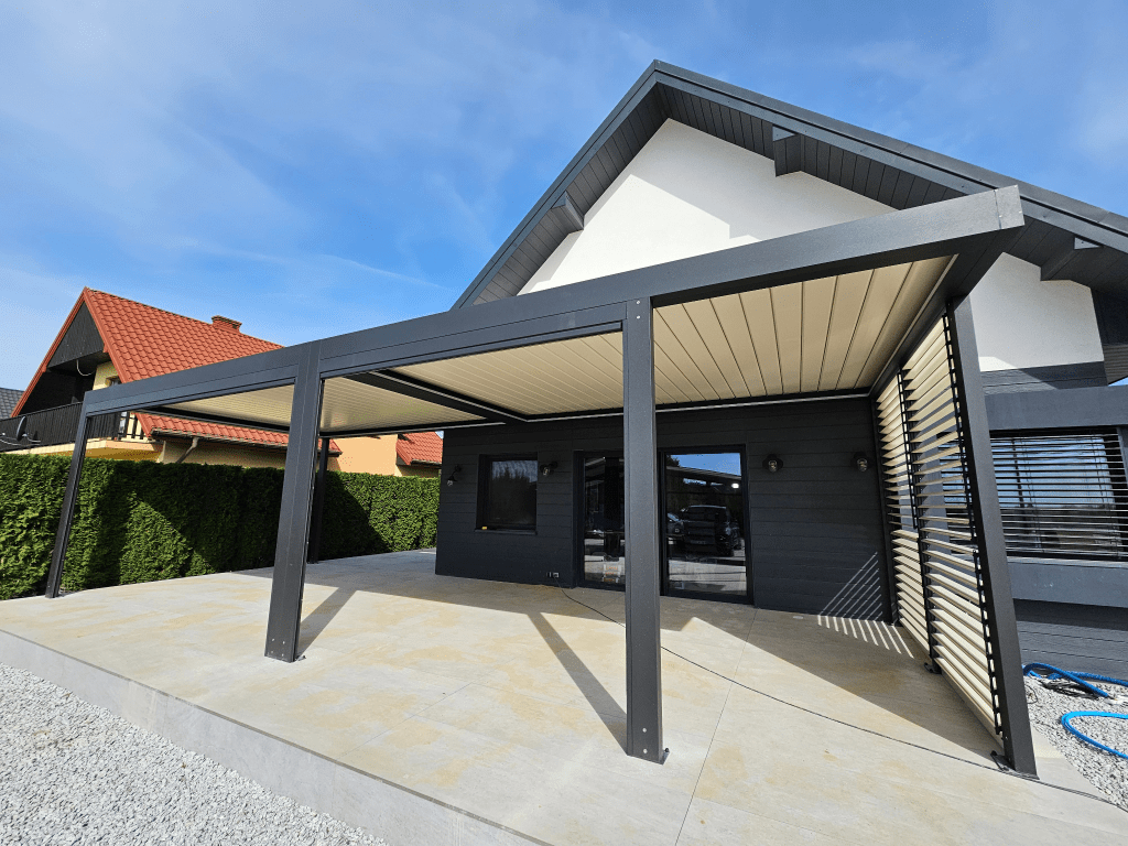 Pergola tarasowa przyścienna: pergola tarasowa aluminiowa z lamelami sterowanymi elektrycznie