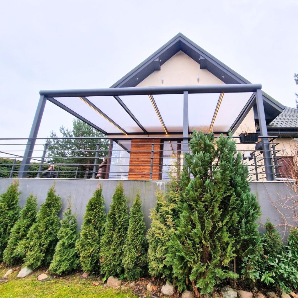 aluminiowe zadaszenie tarasu z dachem z poliwęglanu