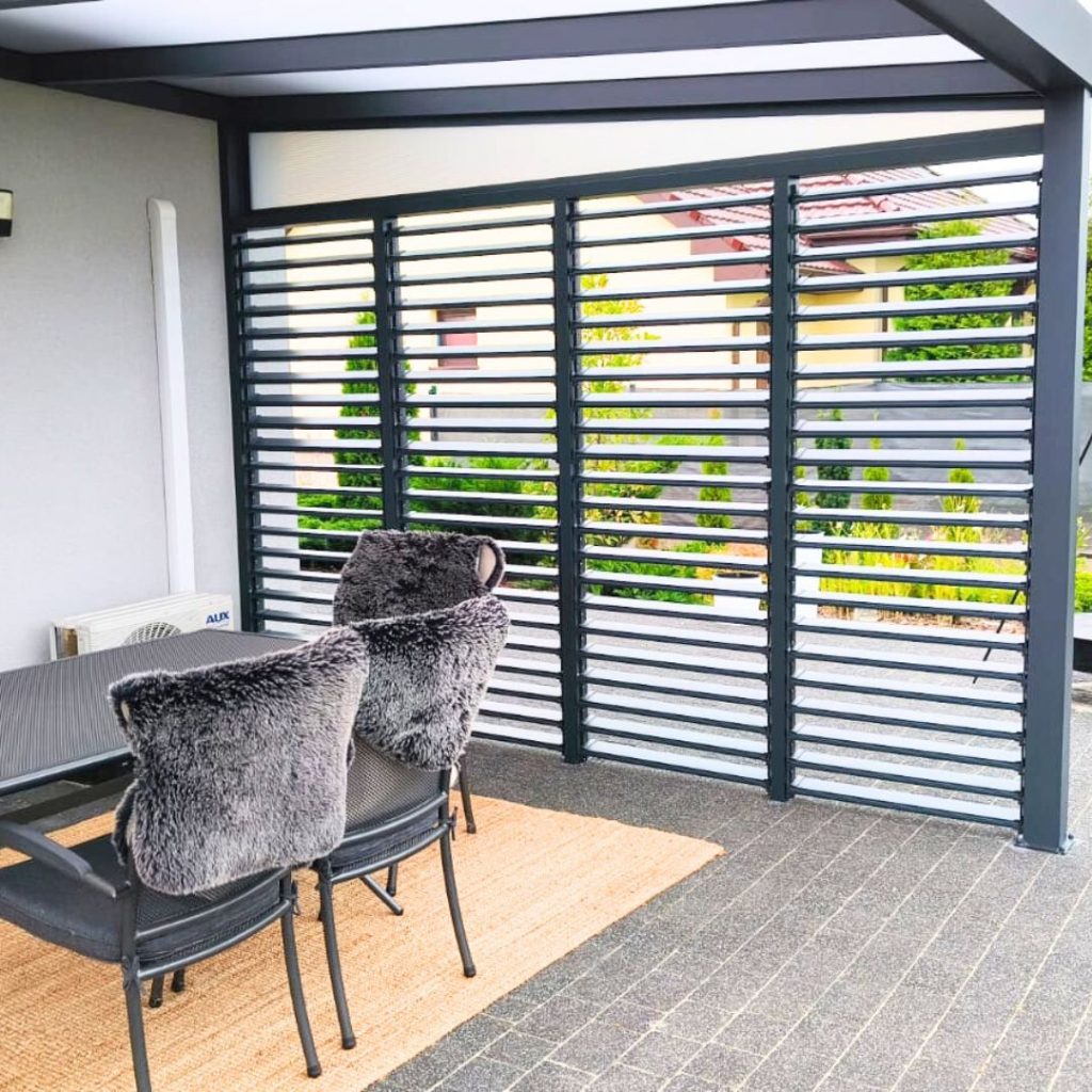 aluminiowe zadaszenie tarasu z dachem z poliwęglanu