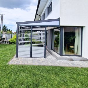 aluminiowe zadaszenie tarasu z dachem z poliwęglanu - żaluzje zewnętrzne OpenUp System