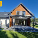 Pergola aluminiowa 350 x 540 cm z zabudową przesuwna z lameli drewnopodobnych OpenUp system montowanych w pionie
