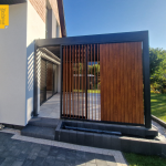 Pergola aluminiowa 350 x 540 cm z zabudową przesuwna z lameli drewnopodobnych OpenUp system montowanych w pionie