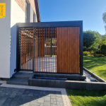Pergola aluminiowa 350 x 540 cm z zabudową przesuwna z lameli drewnopodobnych OpenUp system montowanych w pionie
