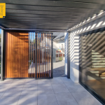 Pergola aluminiowa 350 x 540 cm z zabudową przesuwna z lameli drewnopodobnych OpenUp system montowanych w pionie