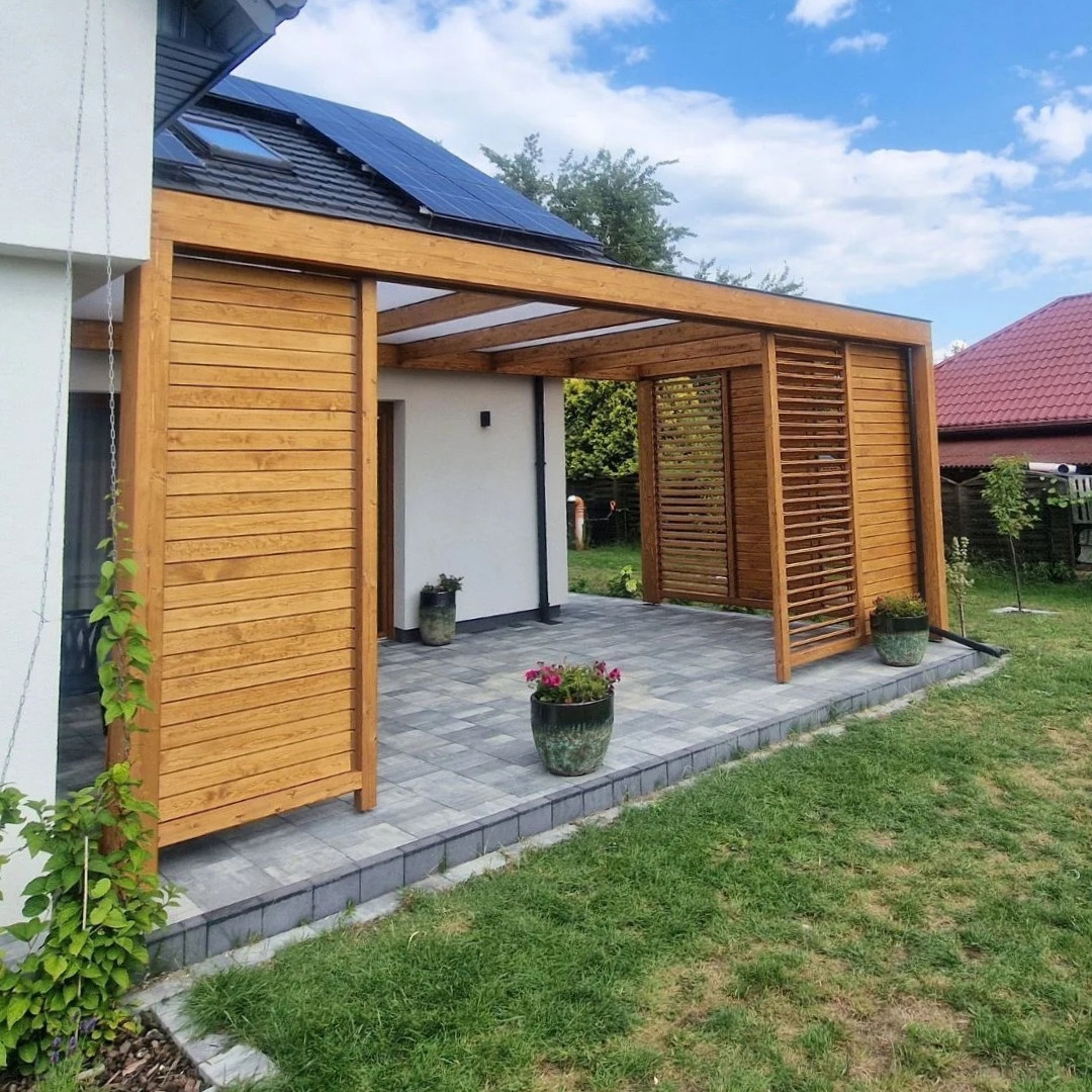 drewniana pergola tarasowa z dachem z poliwęglanu