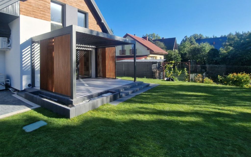 Wall-mounted or free-standing garden pergola - which to choose?