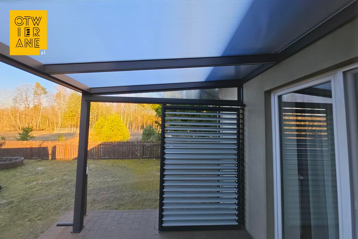 Zadaszenie aluminiowe 300 x 806 cm z boczną zabudową żaluzjową