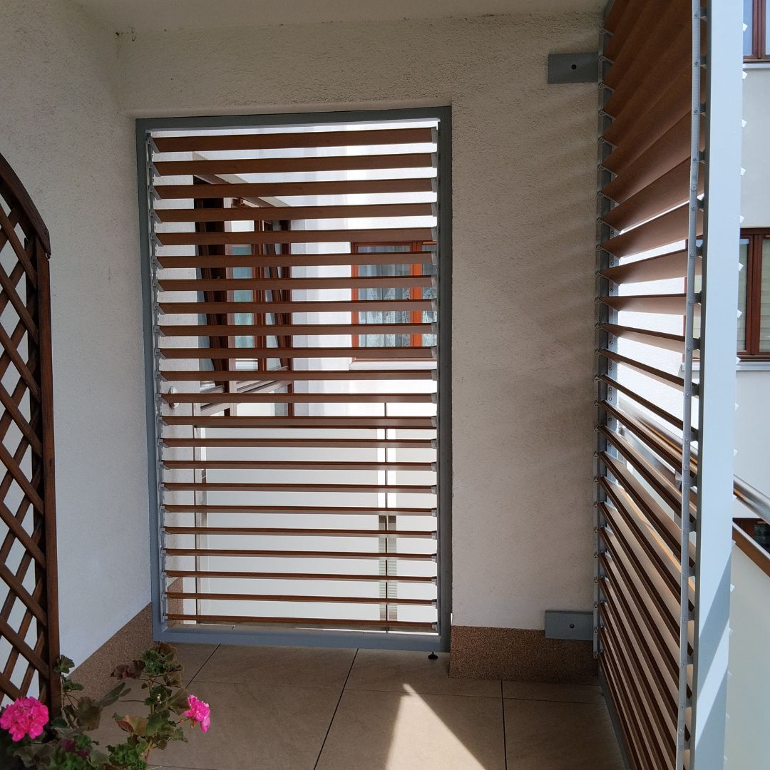 Jak dobrać żaluzje zewnętrzne na taras lub balkon? Techniczne kompendium przed zakupem