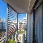Ruchome żaluzje balkonowe czy mleczny poliwęglan — co wybrać na balkon w bloku