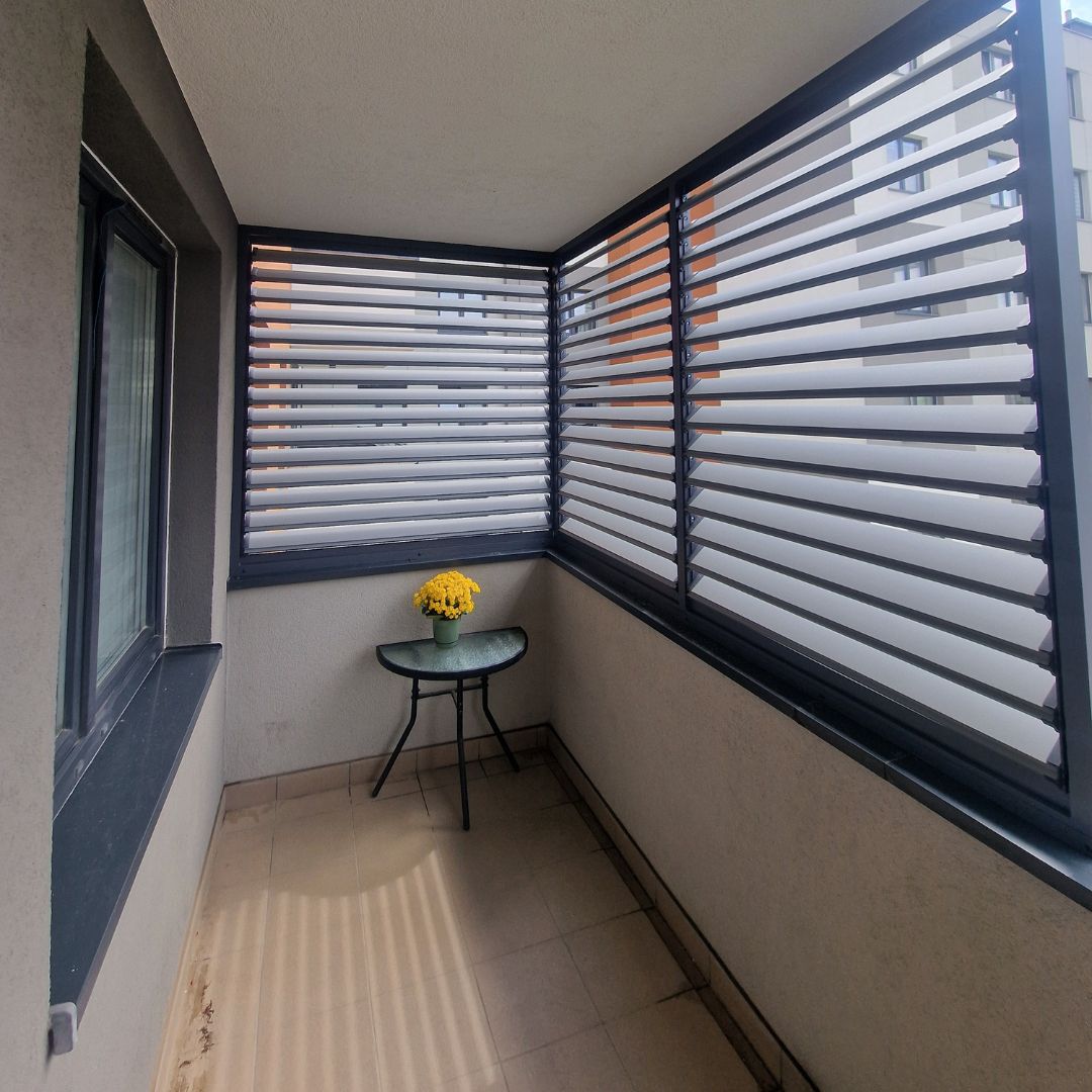 Jak osłonić balkon bez zaciemnienia mieszkania?