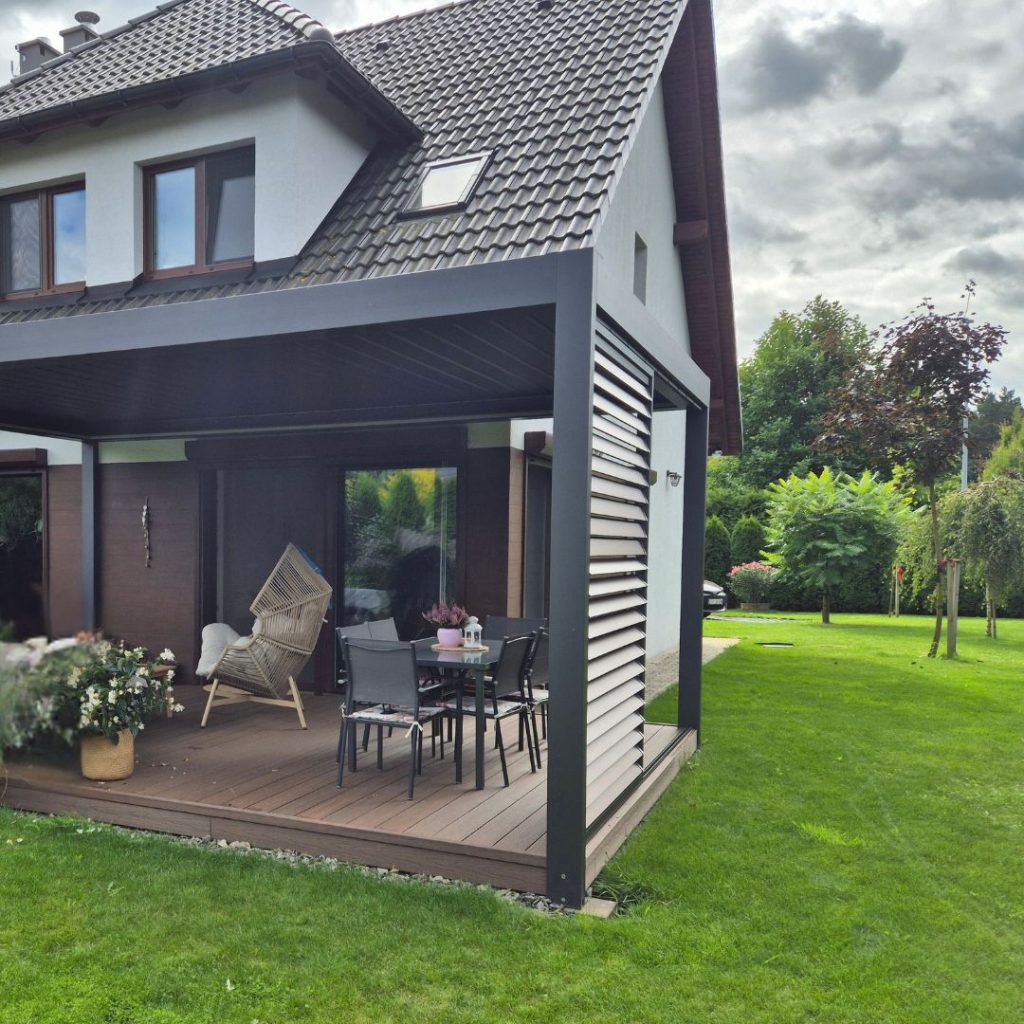 Pergola tarasowa przyścienna: pergola tarasowa z zabudową boczną żaluzjowa - pergola Niwy