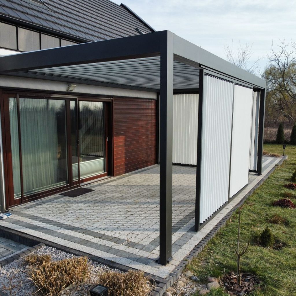 Pergola tarasowa przyścienna: pergola metalowa z aluminium